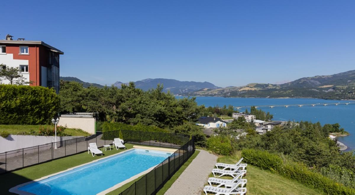 Logis Hotel Eden Lac - Piscine et établissement