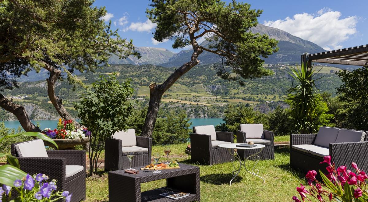Logis Hotel Eden Lac - Salon de jardin avec vue sur le lac de Serre-Ponçon
