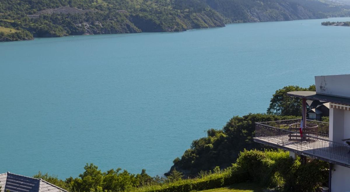 Logis Hotel Eden Lac - Piscine avec vue sur le lac de Serre-Ponçon