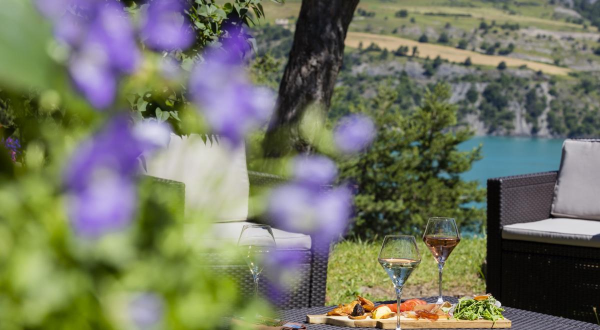 Logis Hotel Eden Lac - Salon de jardin avec vue sur le lac de Serre-Ponçon