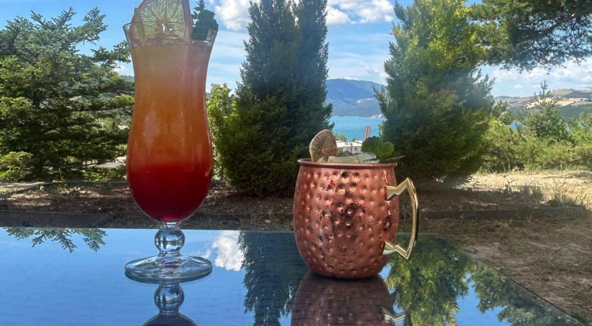 Cocktail au restaurant de Savines-le-Lac près du lac de Serre-Ponçon -