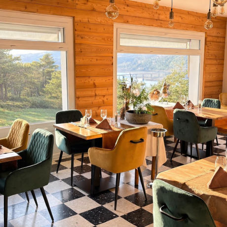 Vue panoramique sur le lac de Serre-Ponçon et le pont de Savines depuis la terrasse du Logis Hôtel & Restaurant Eden Lac..png - 